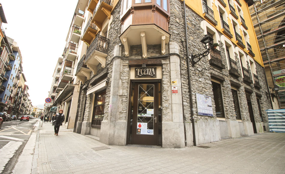 Exterior de la Pastelería Eceiza de calle Rondilla en Tolosa