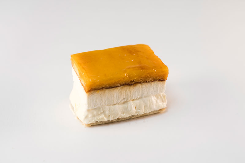 Pastel biscuit de nata y yema elaborado por Pastelería Eceiza de Tolosa